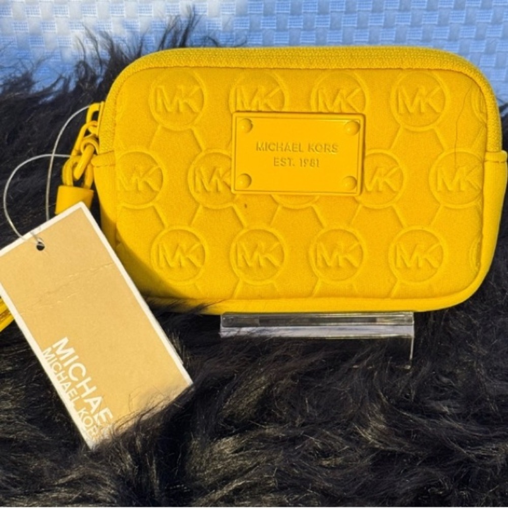 NWT MK Wristlet very cute ❤️❤️